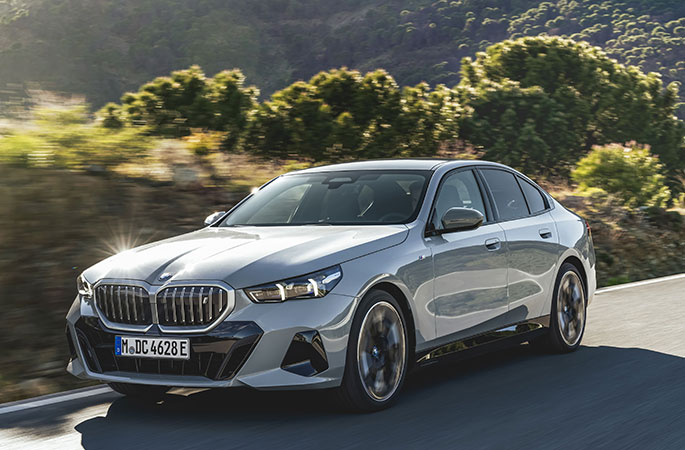 BMW yeni 5 serisini ister elektrikli ister benzinli alabileceksiniz