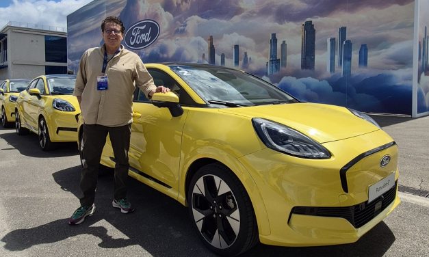 Ford araçları fişe taktı