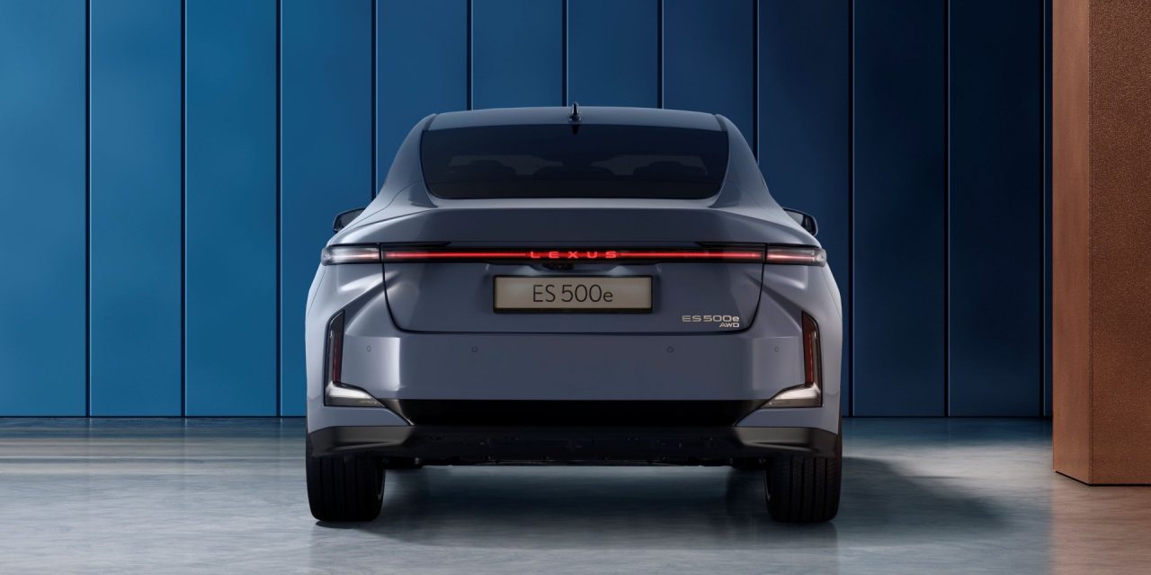 Lexus’tan yeni sedan geliyor 