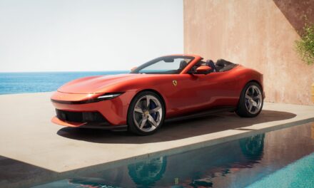 Cabrio Ferrari Spider V8 ile yolda